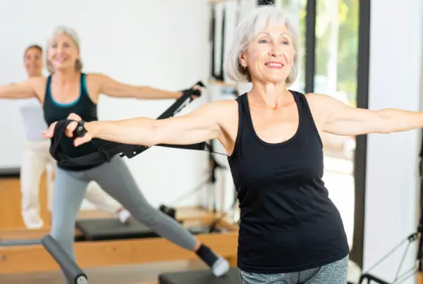 Pilates para mayores: beneficios y adaptaciones seguras